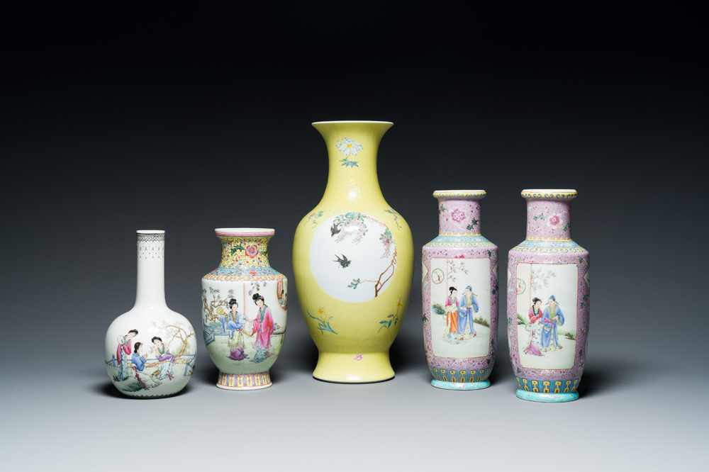 Cinq vases en porcelaine de Chine famille rose, marques de Qianlong, 20&egrave;me