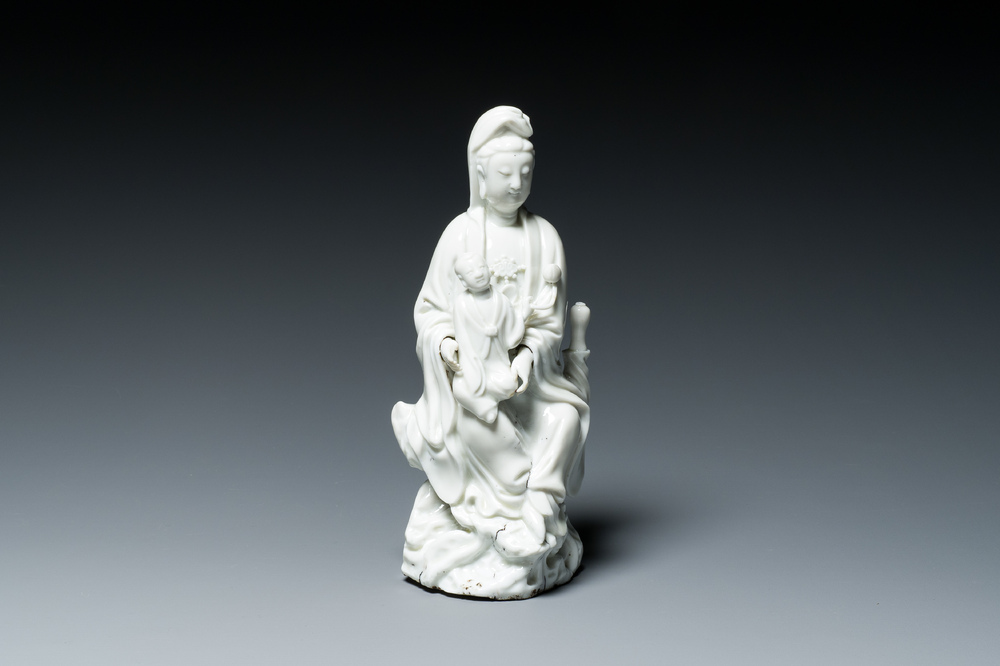 Een Chinese Dehua blanc de Chine figuur van Guanyin met een jongen, Kangxi/Qianlong