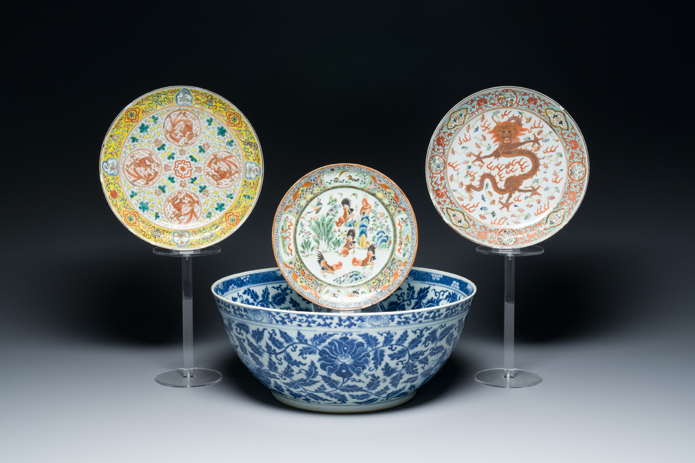 A large Chinese blue and white 'lotus scrolls' bowl and three famille rose plates, 19/20th C.