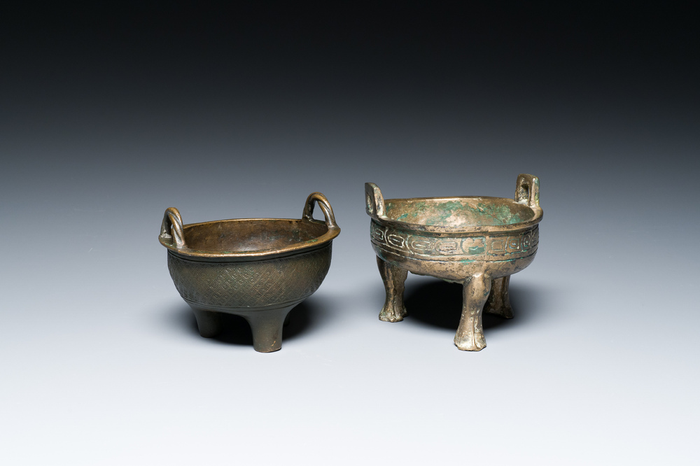 Twee Chinese bronzen driepotige rituele voedselkommen, 'ding', Westelijke Zhou en Yuan