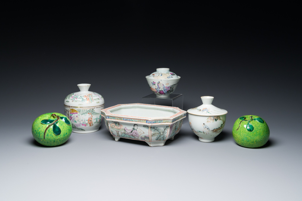 Four Chinese qianjiang cai and famille rose bowls and a pair of apples, 19/20th C.