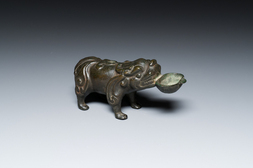 Een Chinese bronzen waterdruppelaar in de vorm van een bixie, Ming