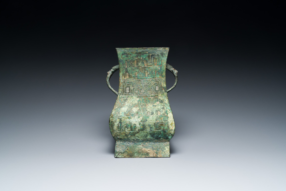 R&eacute;cipient &agrave; vin rituel archa&iuml;que en bronze inscrit Jie Fu Wu 㔾父戊, 'fanghu', Chine, Zhou de l'Ouest