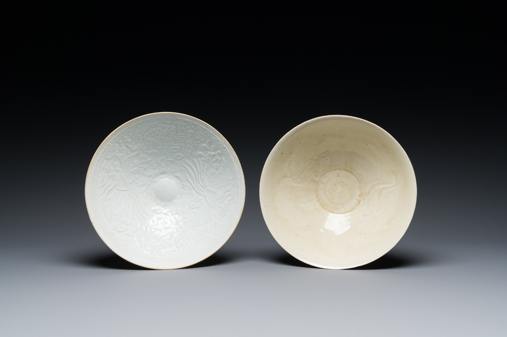 Deux bols en porcelaine de Chine &agrave; &eacute;mail qingbai et cr&egrave;me aux d&eacute;cors de ph&eacute;nix et de poissons, Song