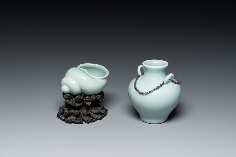 Un vase de forme 'hu' et un pot &agrave; eau en forme de coquillage en porcelaine de Chine &agrave; &eacute;mail c&eacute;ladon, 19/20&egrave;me