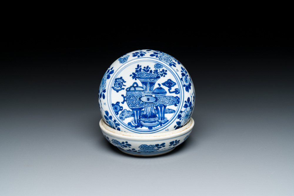 A Chinese blue and white 'antiquities' box and cover, Kangxi