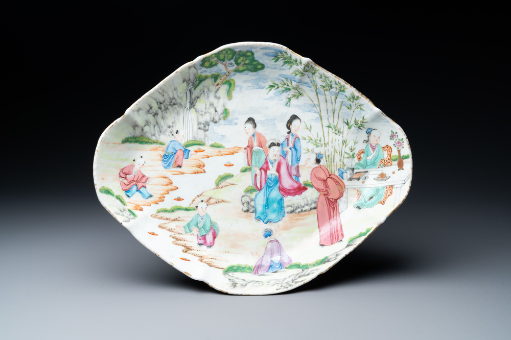 Rare bol sur piedouche en porcelaine de Chine famille rose de Canton figurant une f&ecirc;te de lettr&eacute;s, 19&egrave;me