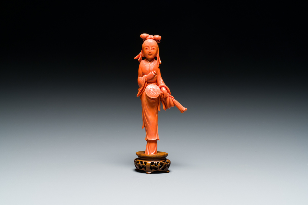 A Chinese red coral figure of a lady with a fan, 19/20th C.