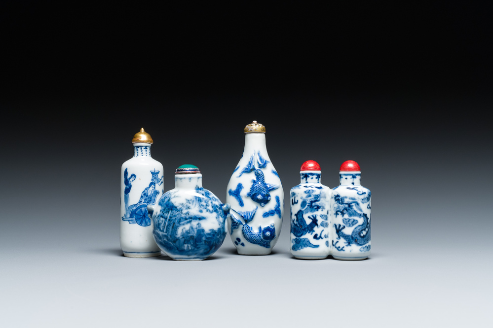 Vier Chinese blauw-witte snuifflessen, 19/20e eeuw