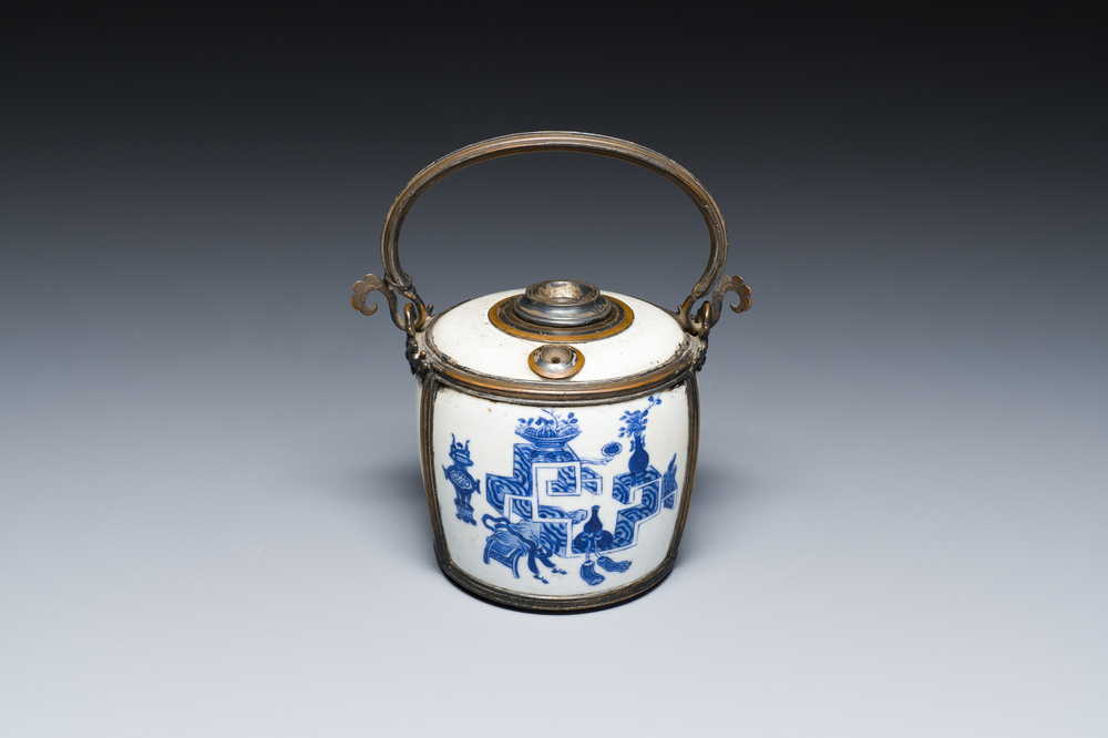 A Chinese blue and white 'Bleu de Hue' waterpipe for the Vietnamese market, Tho mark, 19th C.