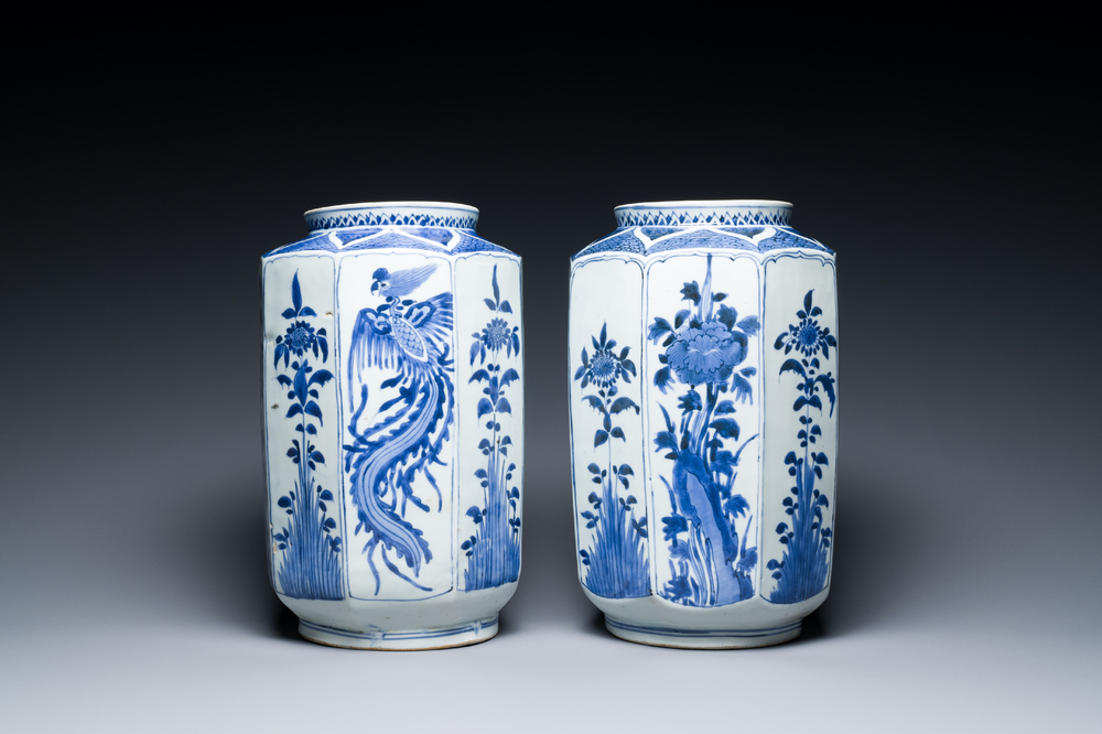 Een paar Japanse gefacetteerde blauw-witte Kakiemon-stijl potten, Arita, Edo, 17e eeuw