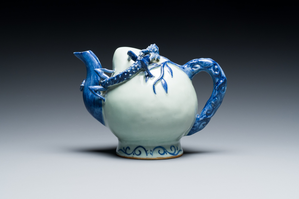 A Chinese blue and white peach-shaped cadogan teapot, 19th C.