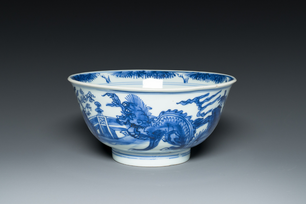 Bol en porcelaine de Chine en bleu et blanc &agrave; d&eacute;cor d'animaux mythiques, marque Shen De Tang Zhi, Kangxi