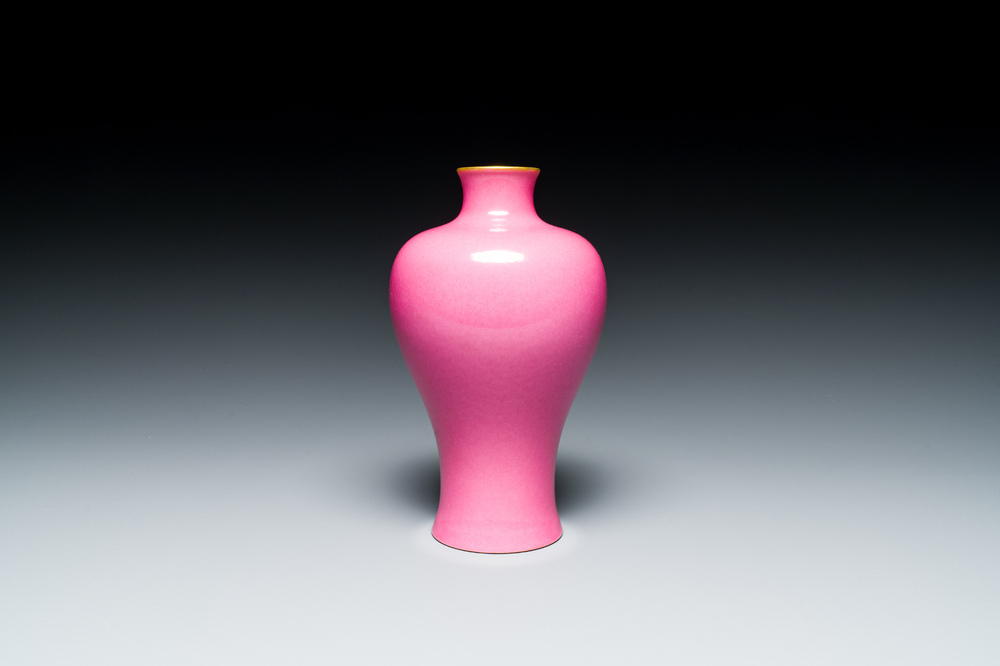 Vase de forme 'meiping' en porcelaine de Chine en rose monochrome, marque de Yongzheng, R&eacute;publique