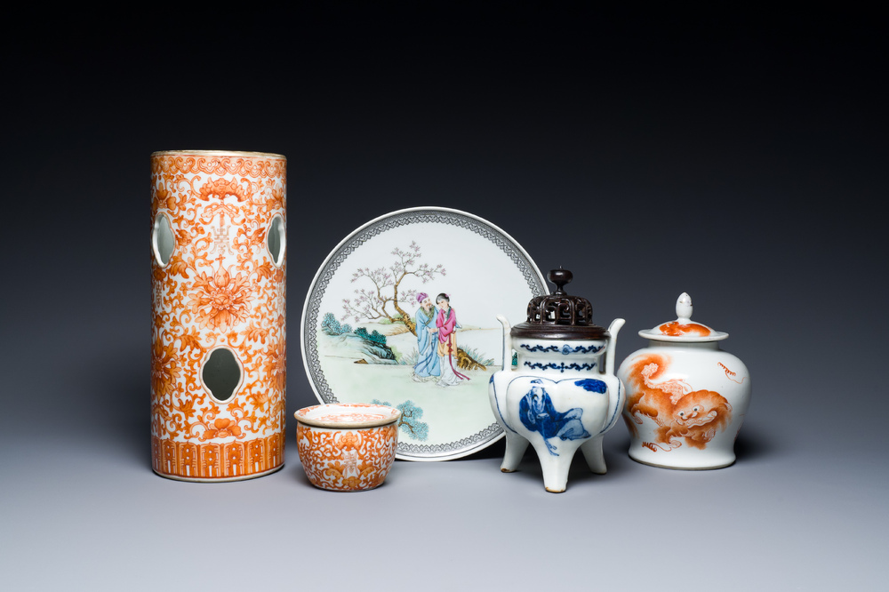 Une collection vari&eacute;e en porcelaine de Chine en bleu et blanc, famille rose et rouge de fer, 19/20&egrave;me