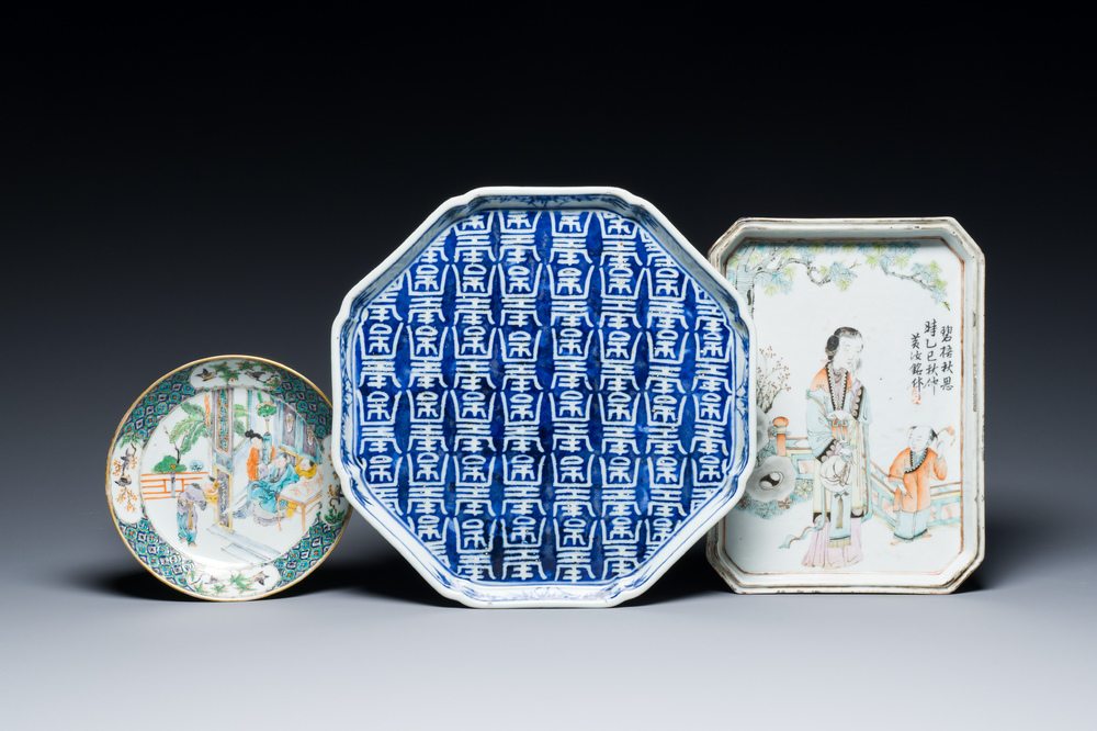 A Chinese blue and white 'Shou' tray, a qianjiang cai tray and a famille verte plate, 19/20th C.