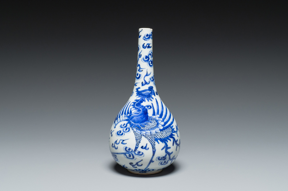 A Chinese blue and white 'Bleu de Hue' vase with a phoenix for the Vietnamese market, Tho mark, 19th C.