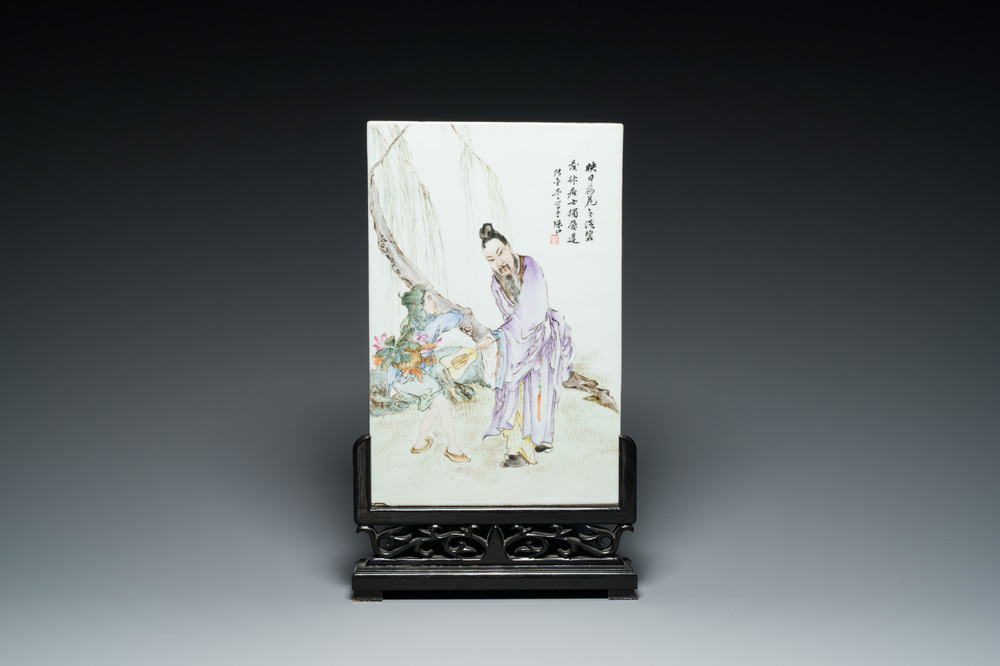 A fine Chinese famille rose plaque in wooden stand, signed Wang Qi 王琦, 20th C.