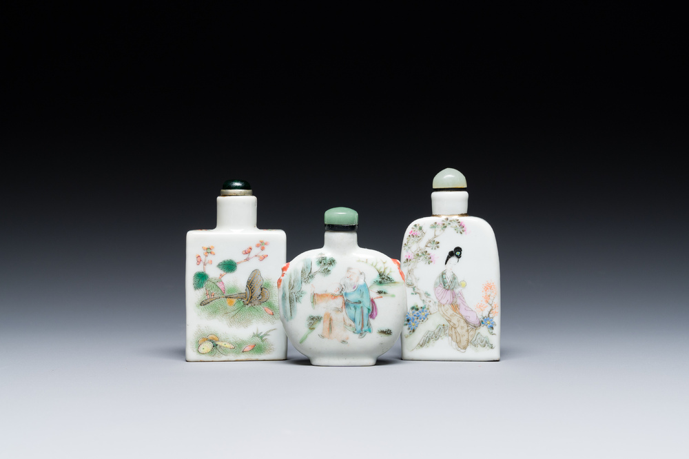 Trois tabati&egrave;res en porcelaine de Chine famille rose, une marqu&eacute;e Yongzheng, 19&egrave;me