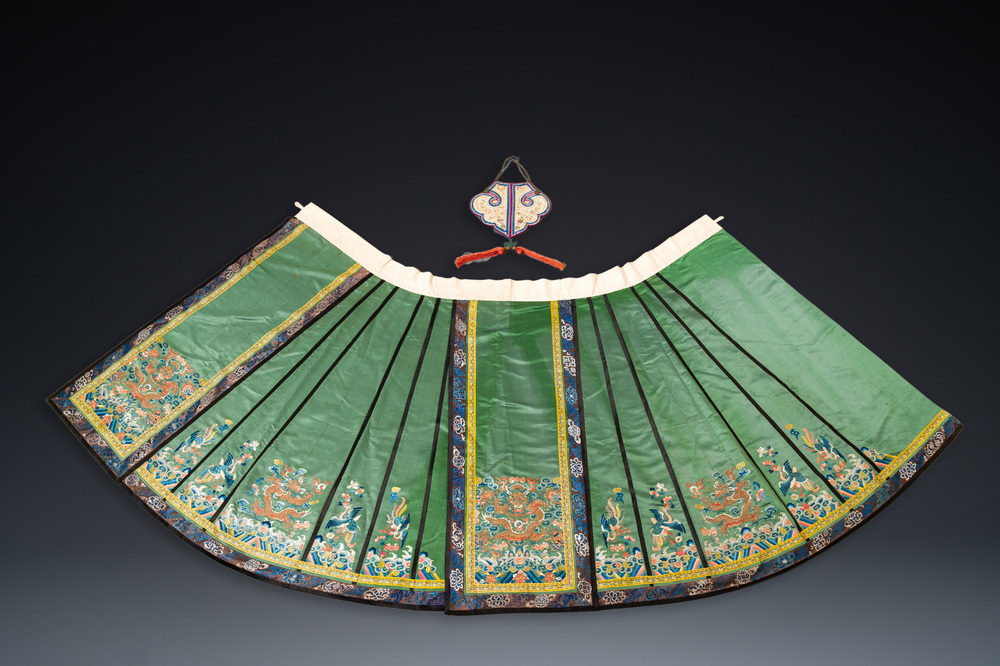 Een Chinese geborduurde zijden rok met draken en feniksen en een portemonneezakje, 18/19e eeuw