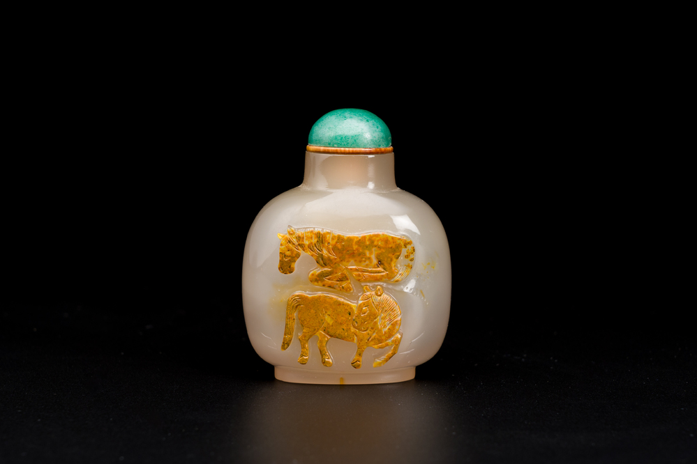 A Chinese agate 'two horses' snuff bottle, 19th C.