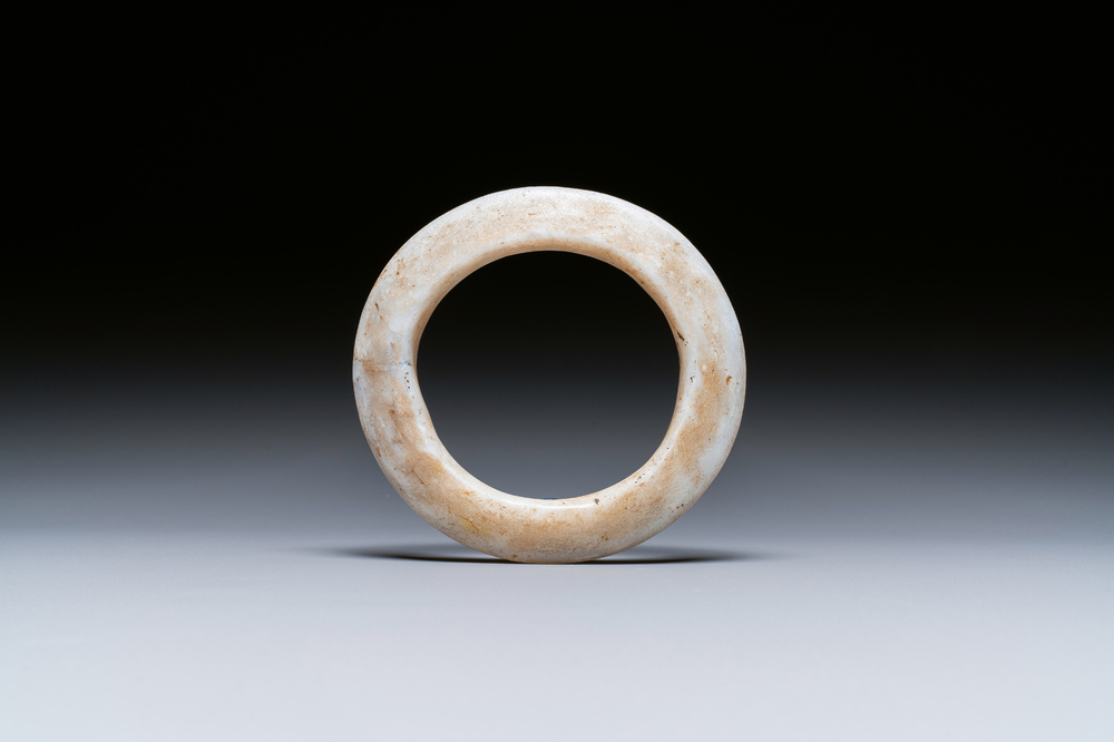 Een Chinese armband in verkalkte witte jade, Liangzhu cultuur, Neolithicum