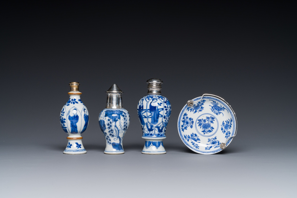 Quatre objets en porcelaine de Chine en bleu et blanc aux montures en argent, Kangxi