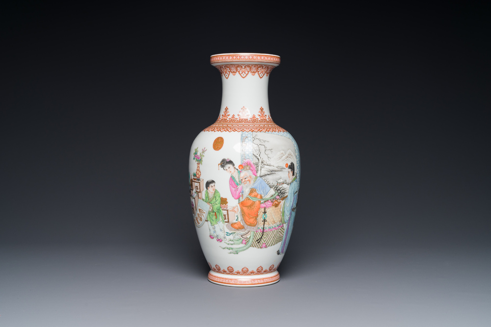 Een Chinese famille rose vaas met figuratief decor, Qianlong merk, 20e eeuw