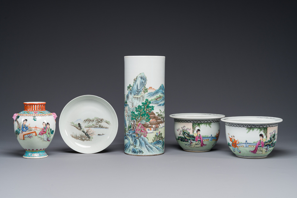 Groupe de cinq pi&egrave;ces en porcelaine de Chine famille rose, marque de Qianlong et Hongxian, 19/20&egrave;me