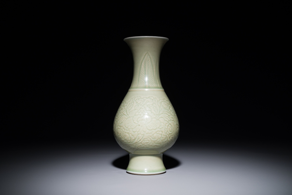 Een Chinese Monochrome Celadon Geglazuurde Vaas Met Floraal Anhua Decor Kangxi Rob Michiels