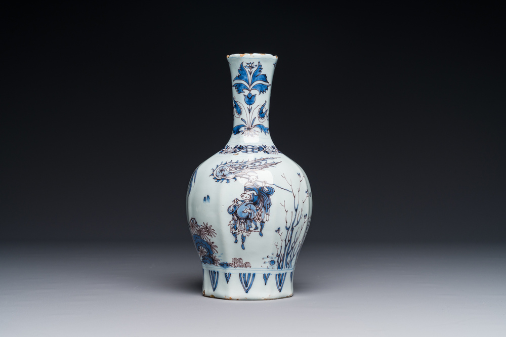 Een fraaie flesvormige Delftse blauw-wit en mangane chinoiserie vaas, eind 17e eeuw