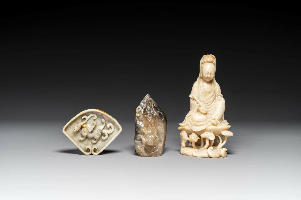 Een Chinese zeepstenen en een kristallen figuur van Guanyin en een jade 'chilong' plaquette, 19e eeuw