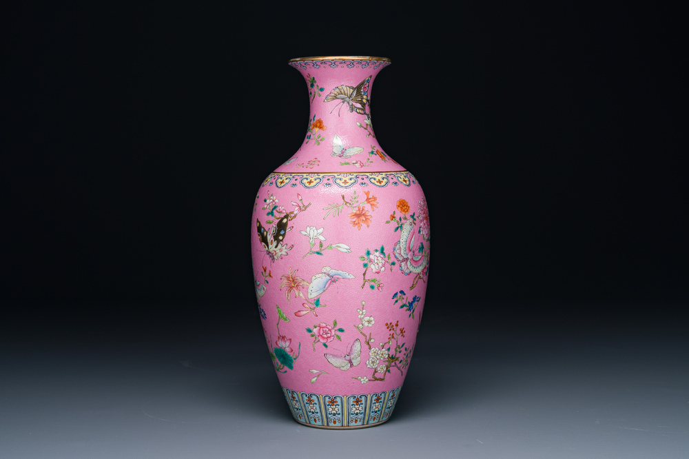 Een Chinese famille rose vaas met vlinders op roze sgraffito fond ...