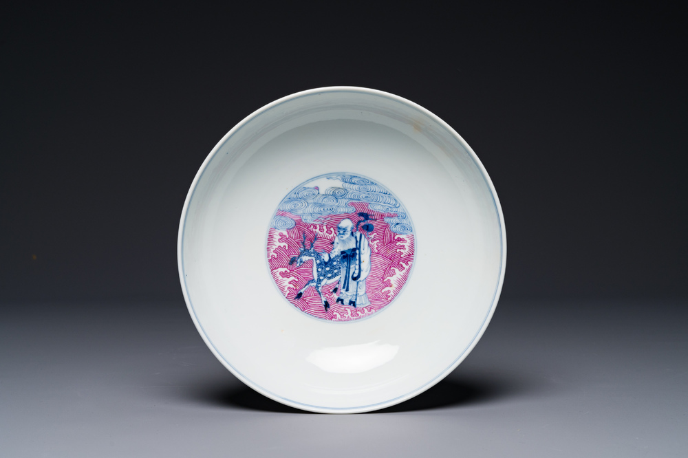 Een Chinese blauw-witte en rose-ge&euml;mailleerde kom met 'Acht Onsterfelijken', Guangxu merk en periode