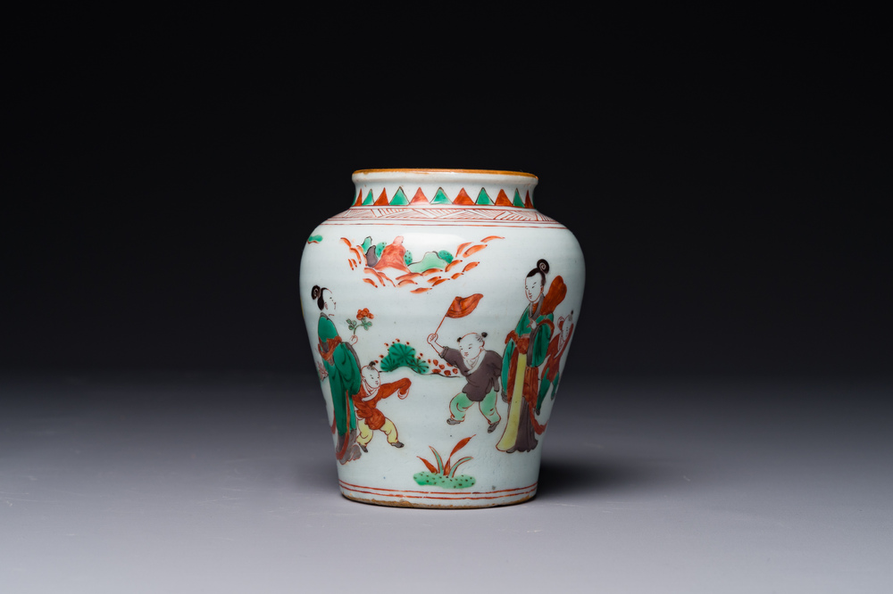 Een kleine Chinese wucai pot met figuren in een landschap, Transitie periode