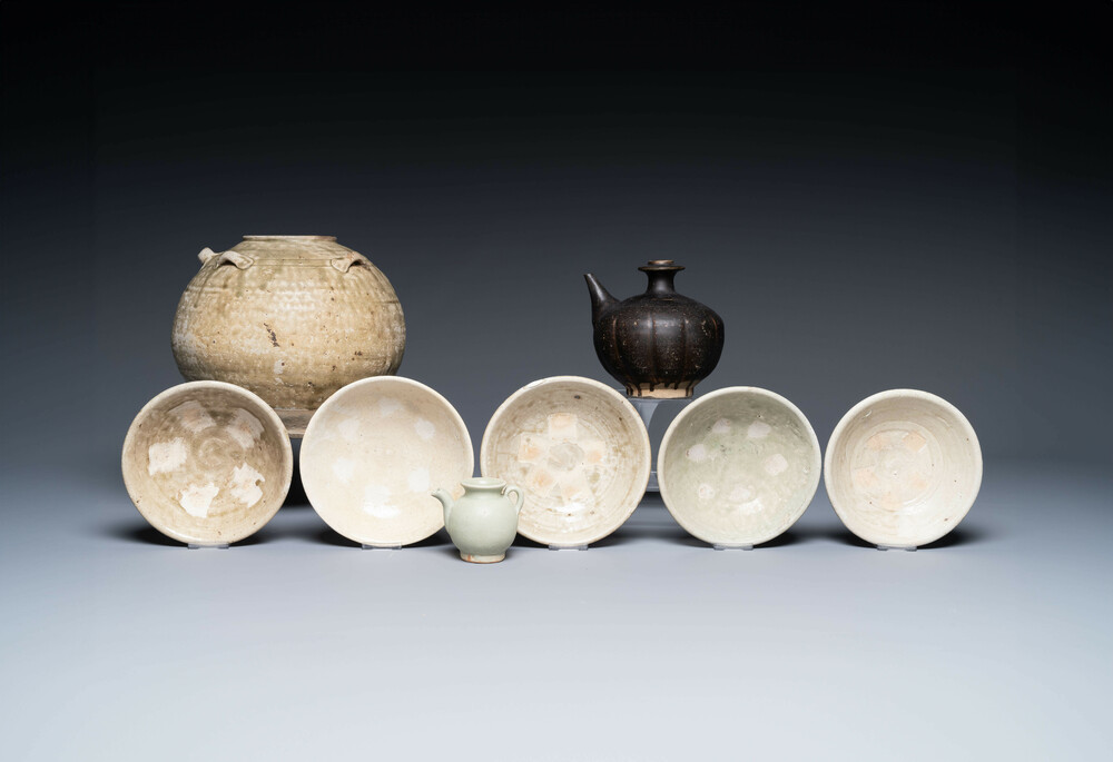 Een gevarieerde collectie van acht stukken Chinees monochroom geglazuurd porselein, Tang/Ming