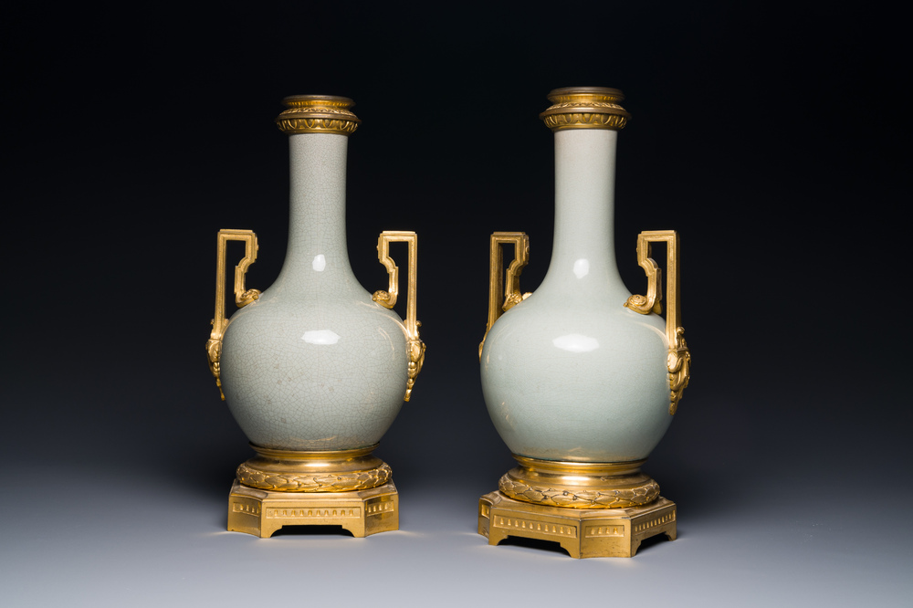 Een paar Chinese ge-type vazen met vergulde bronzen monturen, 19e eeuw
