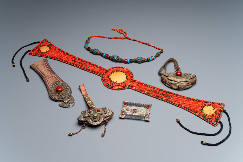 Six objets en m&eacute;tal et tissus orn&eacute;s de pierres pr&eacute;cieuses, Tibet, 19&egrave;me