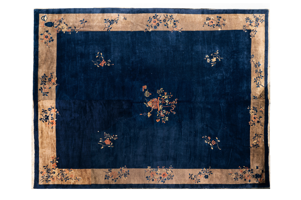 Grand tapis en bleu fonc&eacute; &agrave; d&eacute;cor floral, 19/20&egrave;me