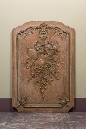 Un panneau de style transition en bois sculpté à décor de rubans et feuilles d'acanthes, France, 18ème