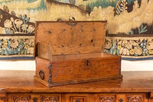 Een gegraveerde houten koffer, Italië of Duitsland, 17/18e eeuw