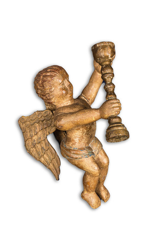 Une sculpture d'un putto tenant un calice en bois polychrome, 18ème