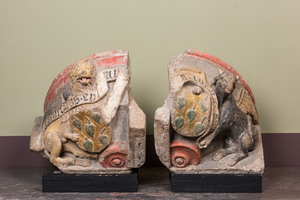 Une paire de culots en pierre calcaire sculptée, dorée et polychromée aux armes de 'Salazar', Bourgogne, France, fin du 15ème