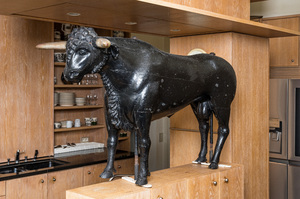 Een groot beschilderd houten model van een stier, begin 20e eeuw