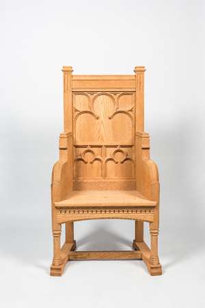 Un fauteuil de style néo-gothique en chêne blanc, 20ème