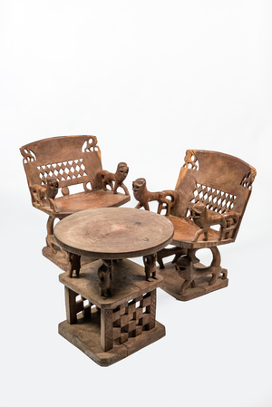Salon en bois comprenant deux chaises et une table d'appoint, Afrique, 20ème