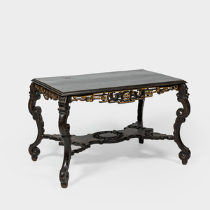 Une table d'appoint à décor de chinoiserie en bois noirci et doré dans le style de Gabriel Viardot, France, ca. 1900