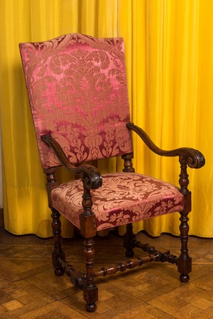 Un fauteuil en bois à doublure en velours rouge, 18ème
