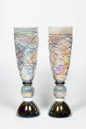 Une paire de grands vases décoratifs en verre irisé, 20ème