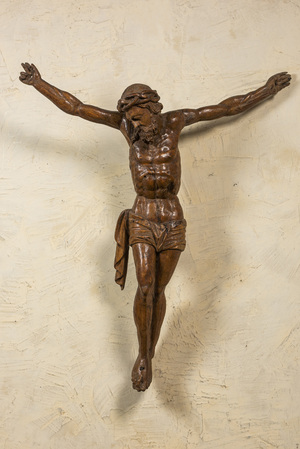 Grand Christ en chêne sculpté, fin du 16ème